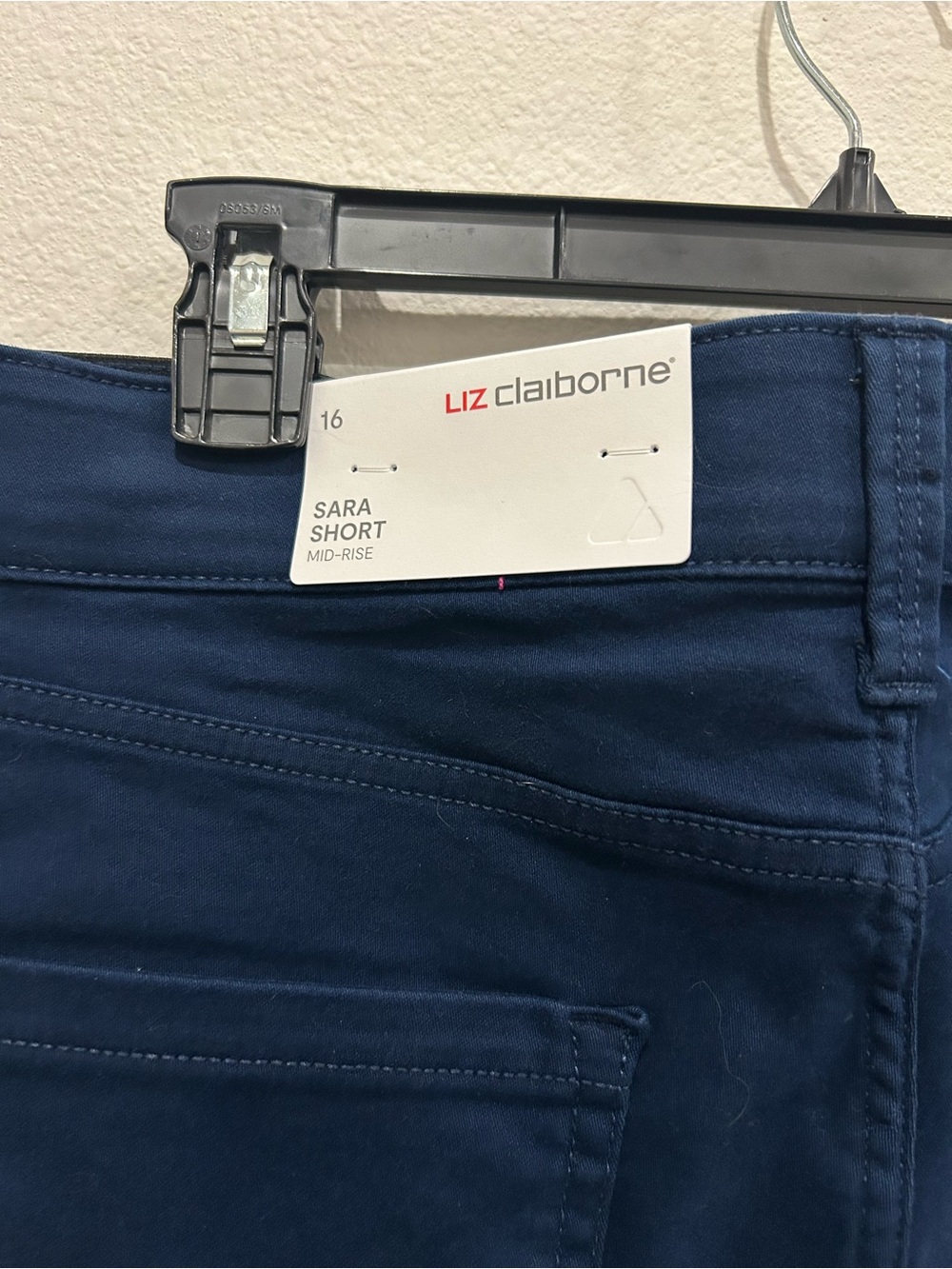 Liz Claiborne Women's Sara Navy Flat Front Shorts, NWT, size 16 - Picture 3 of 5